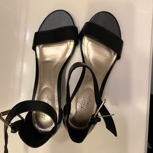 Deluxe comfort brand black Wedges size 9
